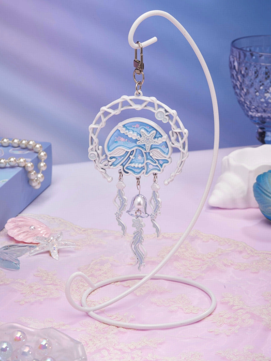 The delicate star-like shimmer is further accented with sweeping glitter details.

The dreamcatcher’s lines rise and fall like the rhythm of the tides,
while tiny bells sway gently with the tentacles, releasing a crisp, clear chime.