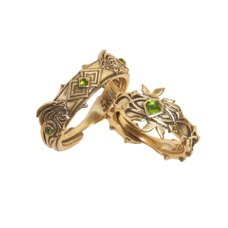 Queen‘s Ring
The image of the thornbird symbolizes unwavering strength and the resilient beauty of feminine power,
traversing forests and braving thorns in search of the ideal kingdom within the heart.
King’s Ring
The medal is engraved with the totem of the Forest Lion King—courageous, majestic, and commanding authority.
Three green “gems” represent the mysterious power drawn from the Forest Kingdom.