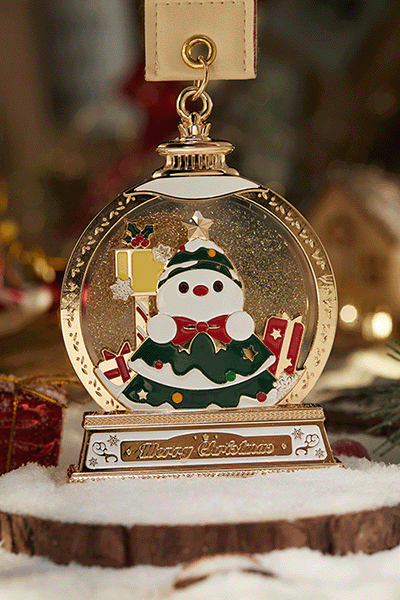The medal features a sand-flow effect design,
 accented with shimmering gold flakes that sparkle as they move. 
Paired with dreamy gold embossed details, it creates a festive and magical look 
— the Christmas vibe comes alive instantly.
At the center, an acrylic panel adds a crystal-clear touch, 
bringing a refreshing winter feel. 
Different background designs create different atmospheres, 
making each medal uniquely captivating.