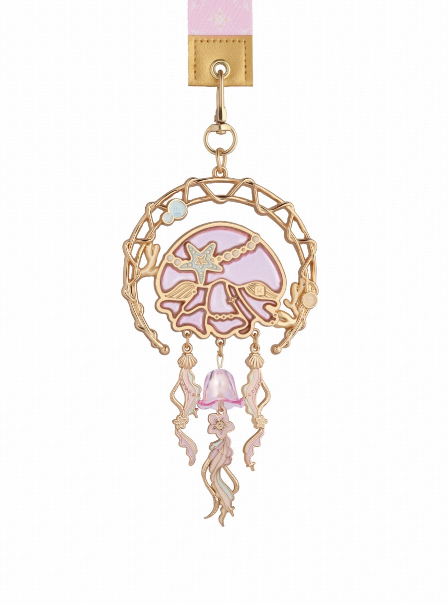 The Ocean Dream medal is specially presented in two designs: Twilight Pink and Aqua Blue.
Jellyfish tentacles unfold in a dreamy flow, adorned with starfish and pearls nestled among them.
Coral and bubbles drift freely,
shimmering with a soft, misty glow under the light.
For every owner, it weaves a splendid dream of the deep sea.