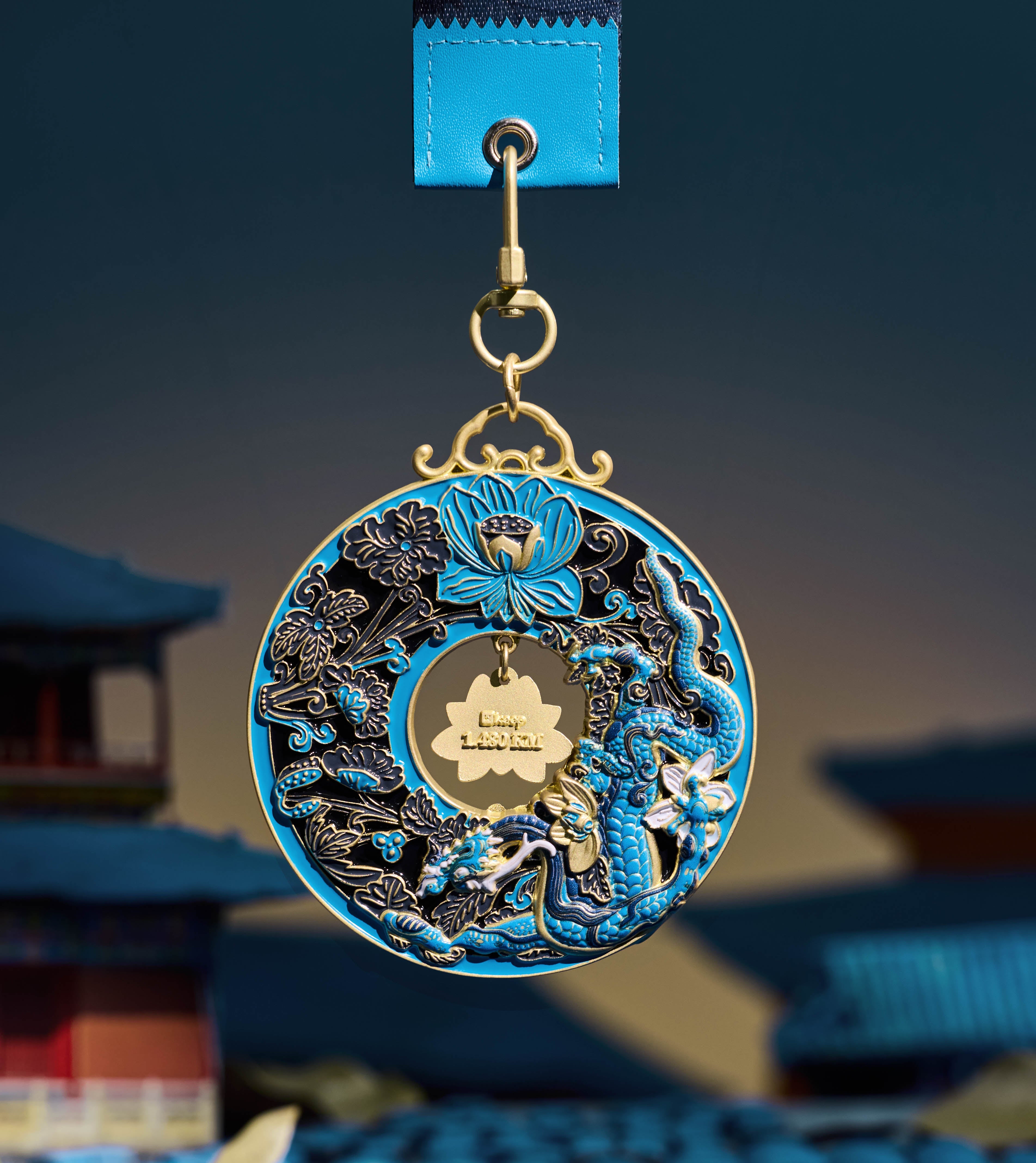 The back of the lotus is engraved with the distance 1.480 km,
along with the estimated creation year of the dragon-patterned glazed tile.