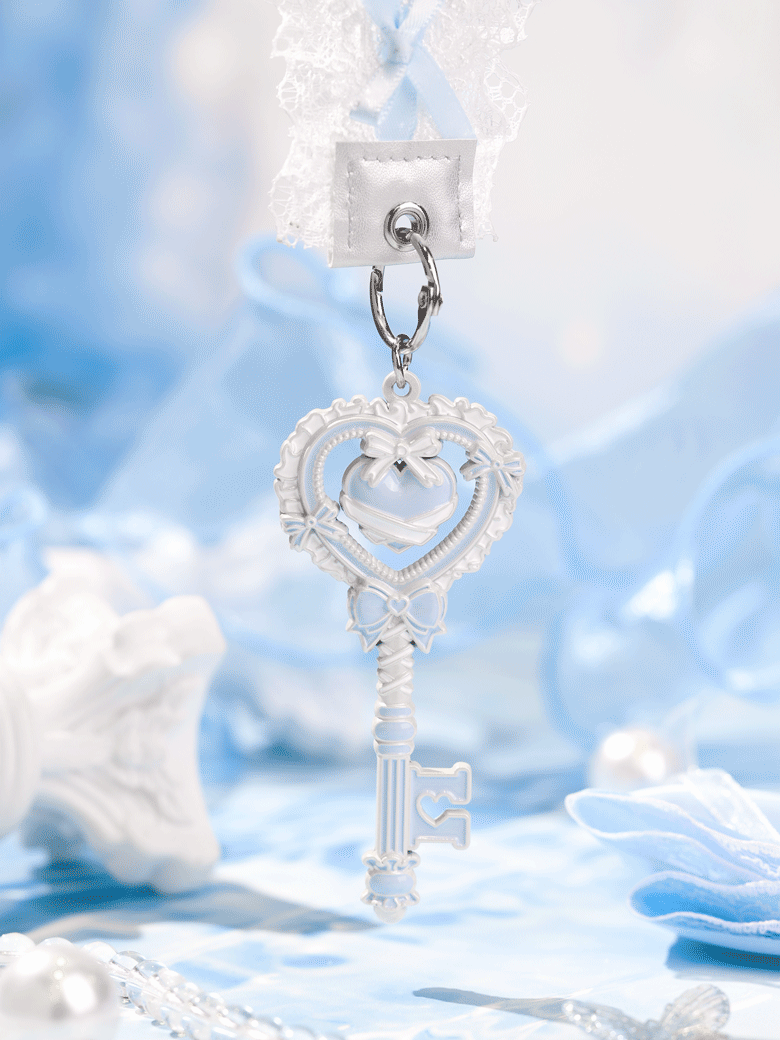 The medal’s main body takes the form of a delicate aqua-colored key,
with every fold of the lace trim woven with sweetness and tenderness.
A three-dimensional heart reflects the resilient and determined core
beneath the gentle and graceful exterior of a water-colored maiden.
The medal can be detached and used as a bag charm.
The ribbon is crafted from white tulle lace,
interwoven with a blue satin ribbon for a soft, elegant finish.
