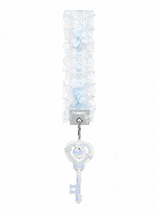 "The medal’s main body takes the form of a delicate aqua-colored key,
with every fold of the lace trim woven with sweetness and tenderness.
A three-dimensional heart reflects the resilient and determined core
beneath the gentle and graceful exterior of a water-colored maiden.

The medal can be detached and used as a bag charm.

The ribbon is crafted from white tulle lace,
interwoven with a blue satin ribbon for a soft, elegant finish."
