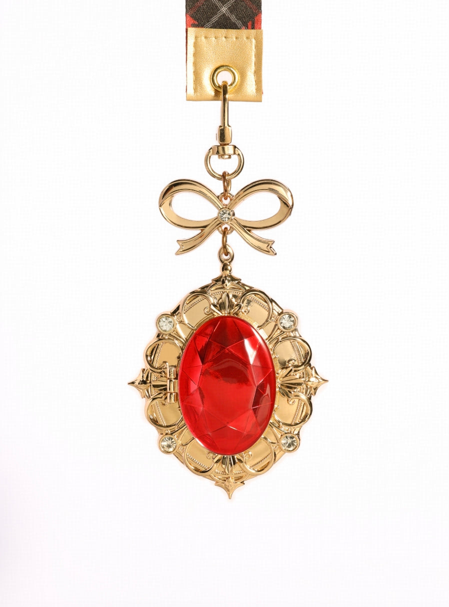 The medal adopts a classic vintage jewelry-style hinged opening.
The red gemstone lid can be flipped open, revealing a touch of elegance and grandeur.