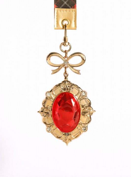 The medal adopts a classic vintage jewelry-style hinged opening.
The red gemstone lid can be flipped open, revealing a touch of elegance and grandeur.
