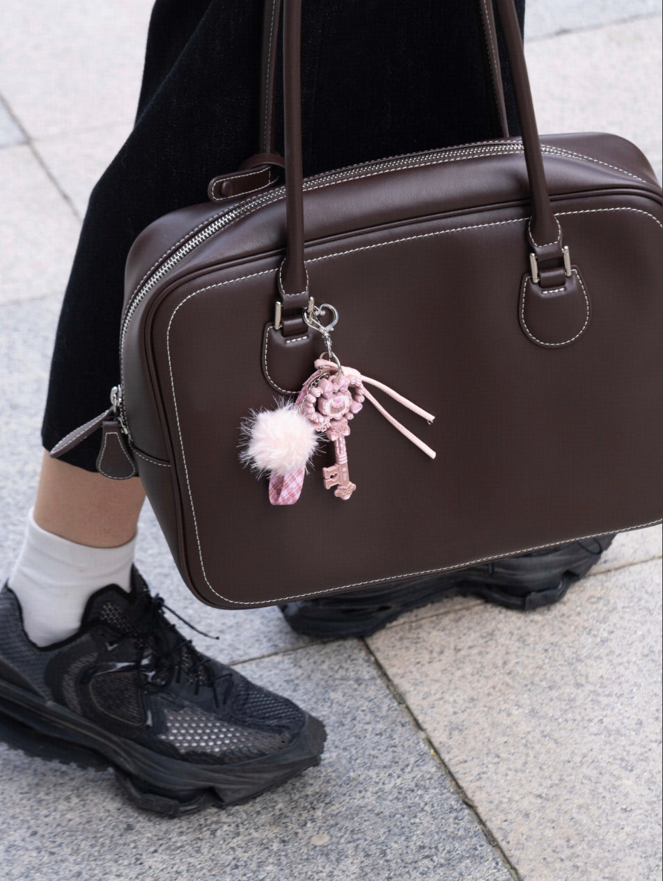 "Incorporating a hollow heart-shaped lock core, 
continuing the series’ signature style,
it serves not only as a design highlight but also symbolizes the ceremonial moment of “unlocking your wishes.”"