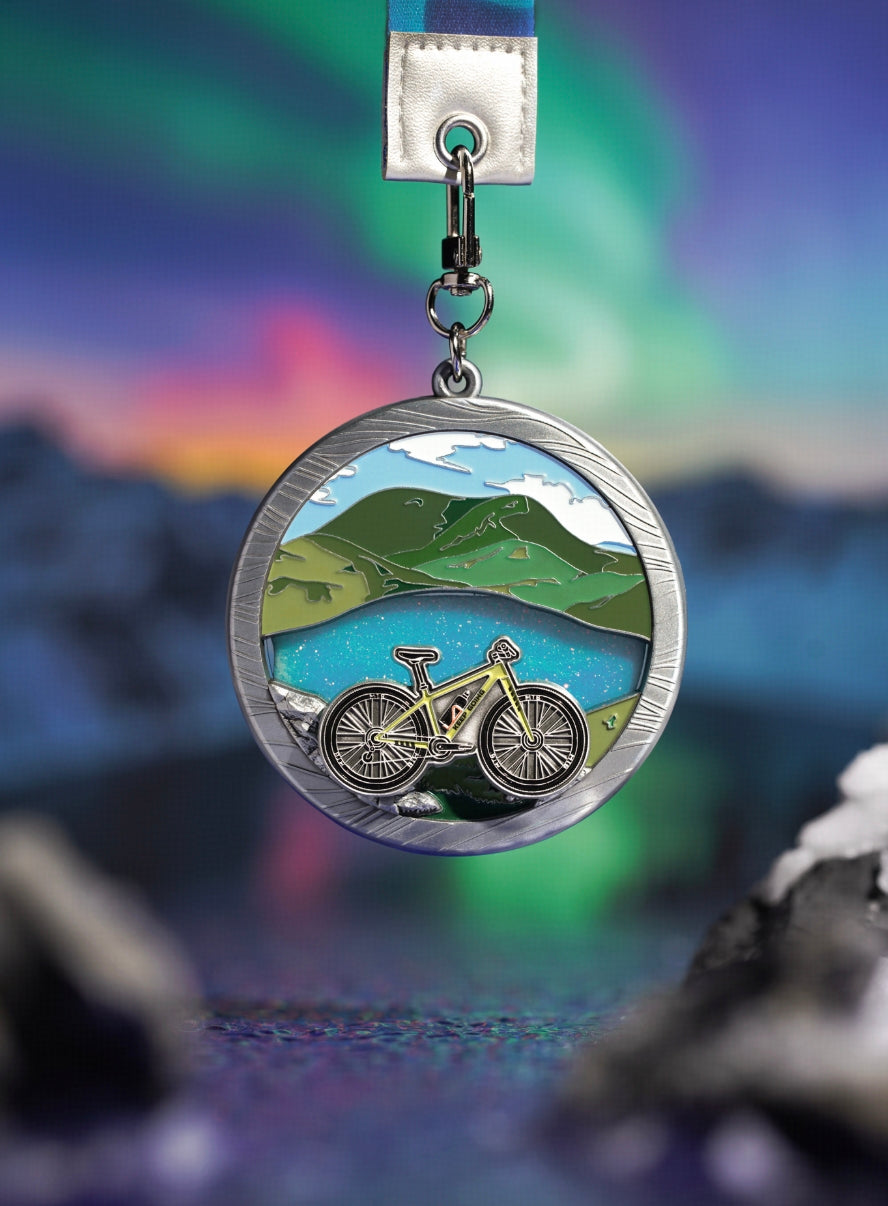 The front and back of the medal resemble two facets of a prism of time,
reflecting the ever-changing beauty of the plateau lake region between day and night.
