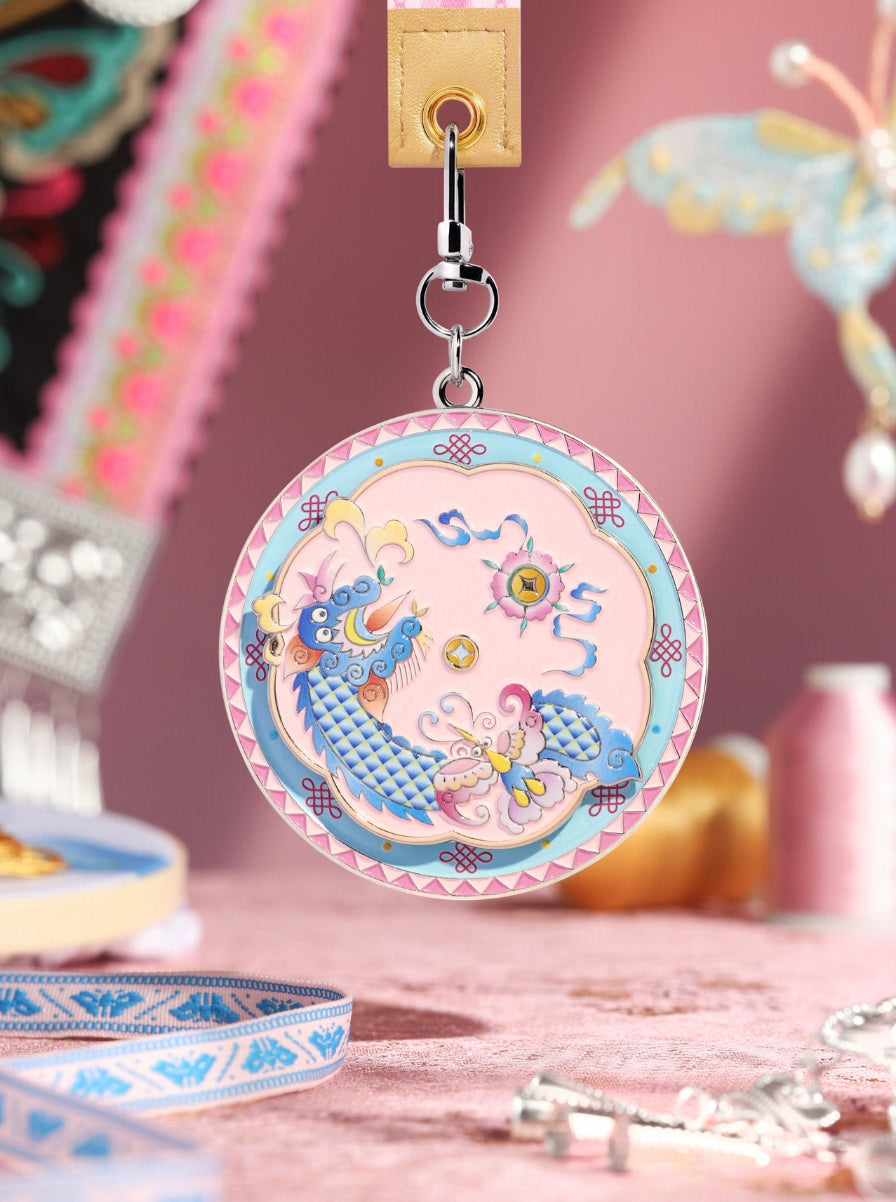 Unique Dual-Layer Rotating Mechanism ✨

The medal features a dual-layer rotating axle structure design.
With a gentle push, the upper layer smoothly rotates around the central axis.

The motion is light and fluid, like butterflies dancing and chasing through blooming flowers—full of life and movement.

Each turn becomes a moment of reflection: for blossoms, for beauty, and for a free spirit without constraints.