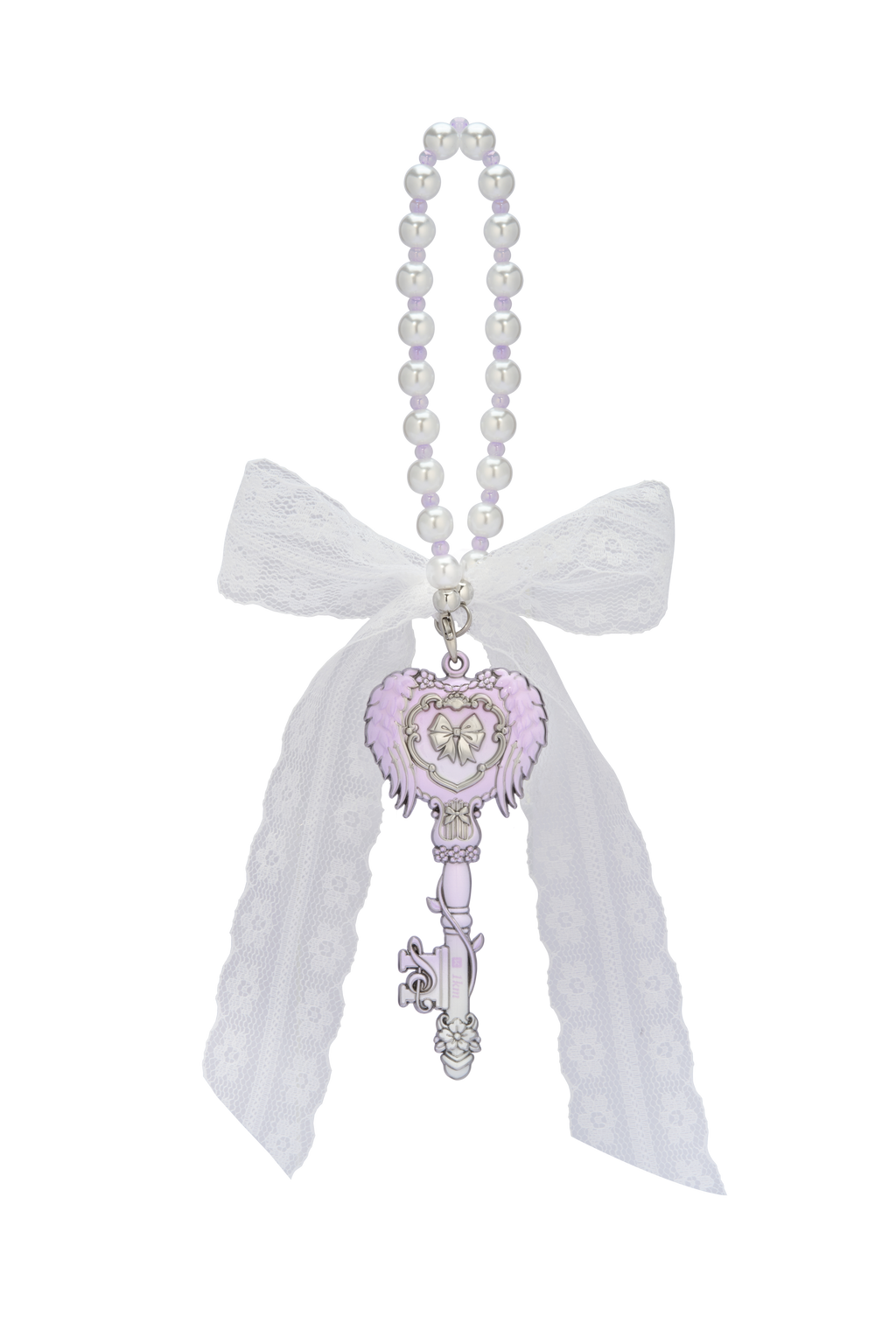 The medal continues the series’ signature heart-shaped design,
symbolizing endless love and protection.
Angel-like wings lightly encircle the central key,
whose core is set with a mirrored surface featuring a small angel.
The mirror’s gleam sparkles like starlight,
reflecting the beautiful wishes held in the heart of every wearer.