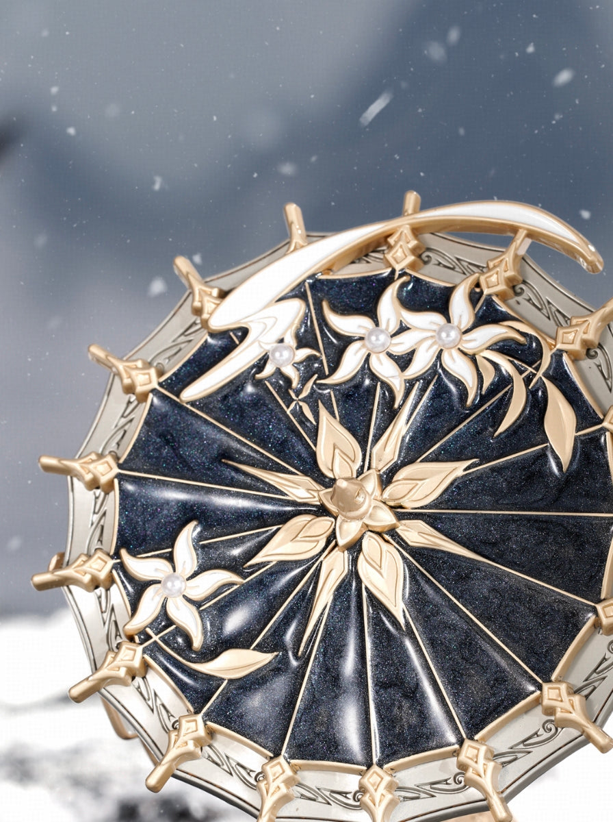 The indigo-blue umbrella surface interwoven with gold accents
resembles a shimmering galaxy.

The side is adorned with metallic tassel streamers,
light and graceful in movement,
adding a touch of dynamic elegance to the serene moment of Still Wind, Falling Snow.