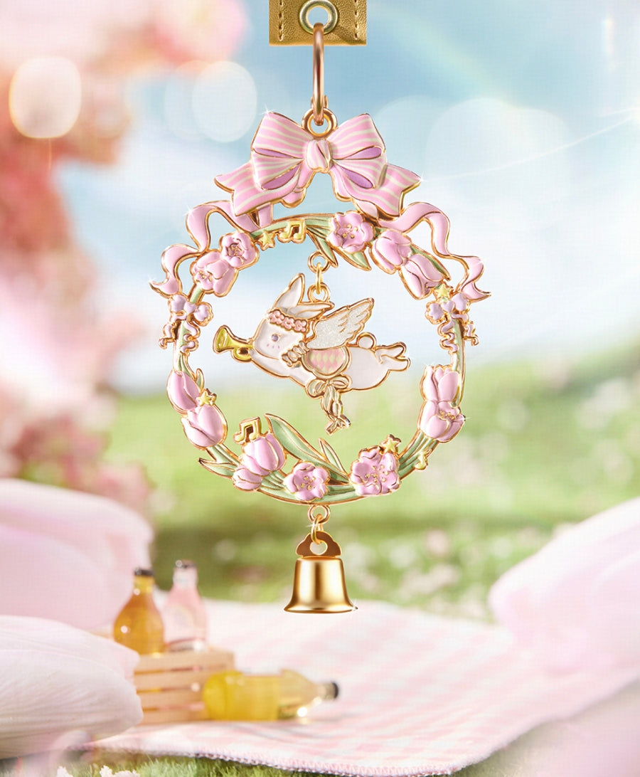 A three-dimensional bell hangs beneath the wreath.
When it sways lightly, it produces a crisp, soothing sound—
a moment of pure healing and calm.