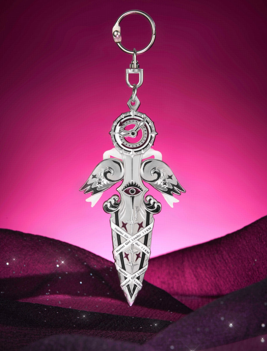 The blade is finished with bright nickel plating and embossed detailing,
with outward-extending wing-like structures
that evoke a nocturnal hunter spreading its wings,
cutting through the stillness of Halloween night.
Enhanced by luminous night-glow craftsmanship,
it quietly absorbs sunlight by day,
transforming into a soft, ethereal glow by night—
like the flickering lights of Halloween, guiding the hunter’s path.