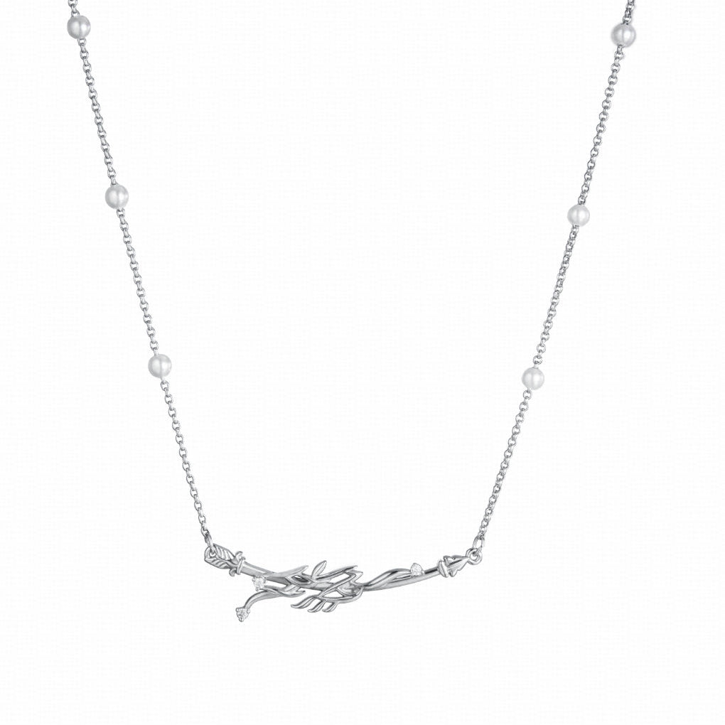 Beginning from the “script of feminine freedom,”
 its soft, fluid strokes are infused with quiet strength,
 transforming into a bold edge that speaks directly to the heart.
An ancient women’s script crosses the river of time,
 becoming a mark of contemporary spirit:
Freedom is never the destination,
 but an arrow always drawn, always ready to fly. 
