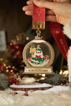 A delicate snow globe design gently encases a tiny snowman, 
preserving this beautiful moment inside the crystal sphere.
Because love means protecting and caring for what matters most.
This Christmas, it brings a true sense of ritual and celebration.
The little snowman stands among falling snowflakes, creating a fully immersive festive atmosphere.
The thick crystal globe also adds depth and dimension, giving the entire medal a stunning 3D layered look.