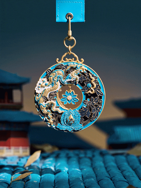 The medal features a blue and black base, faithfully reproducing the rich hues of glazed tiles,
with accents of white and gold adding a sense of nobility.
The overall design is classic and composed, highlighting the shimmering brilliance of the glazed surface.
Both sides of the medal are crafted with intricate three-dimensional embossing, following the dynamic forms typical of the Ming Dynasty.
At the center hangs a lotus pendant,
adorned with artificial pearls to showcase classic Chinese elegance.