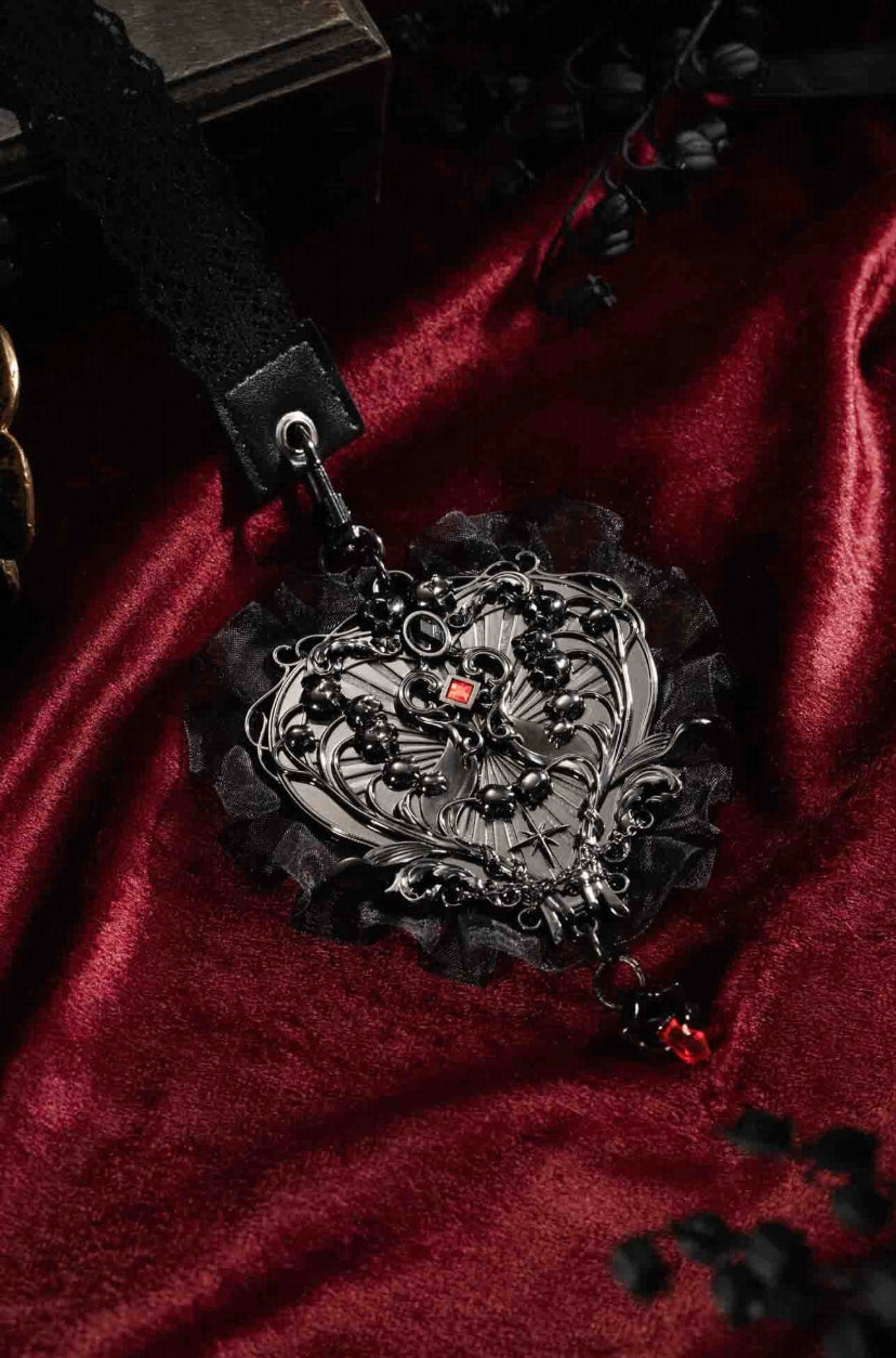 Dark Gothic style
—your very first dark-themed medal.
Black lily-of-the-valley flowers are crafted in three-dimensional relief,
and even with full black plating,
the exquisite beauty of the black lilies is still captured.