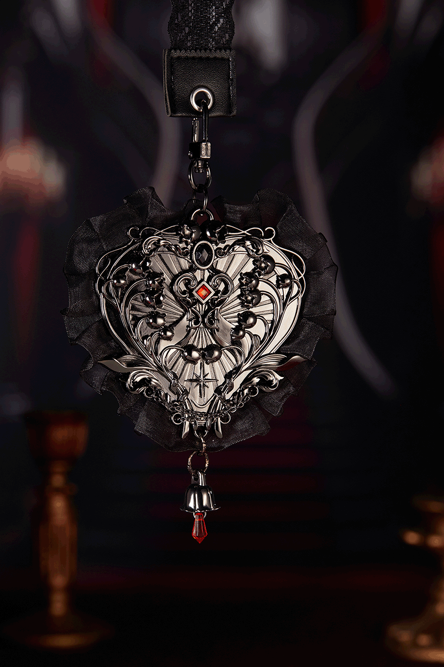 Ruby red and black gemstones create a striking interplay of light,
with the bold contrast of red and black capturing attention.