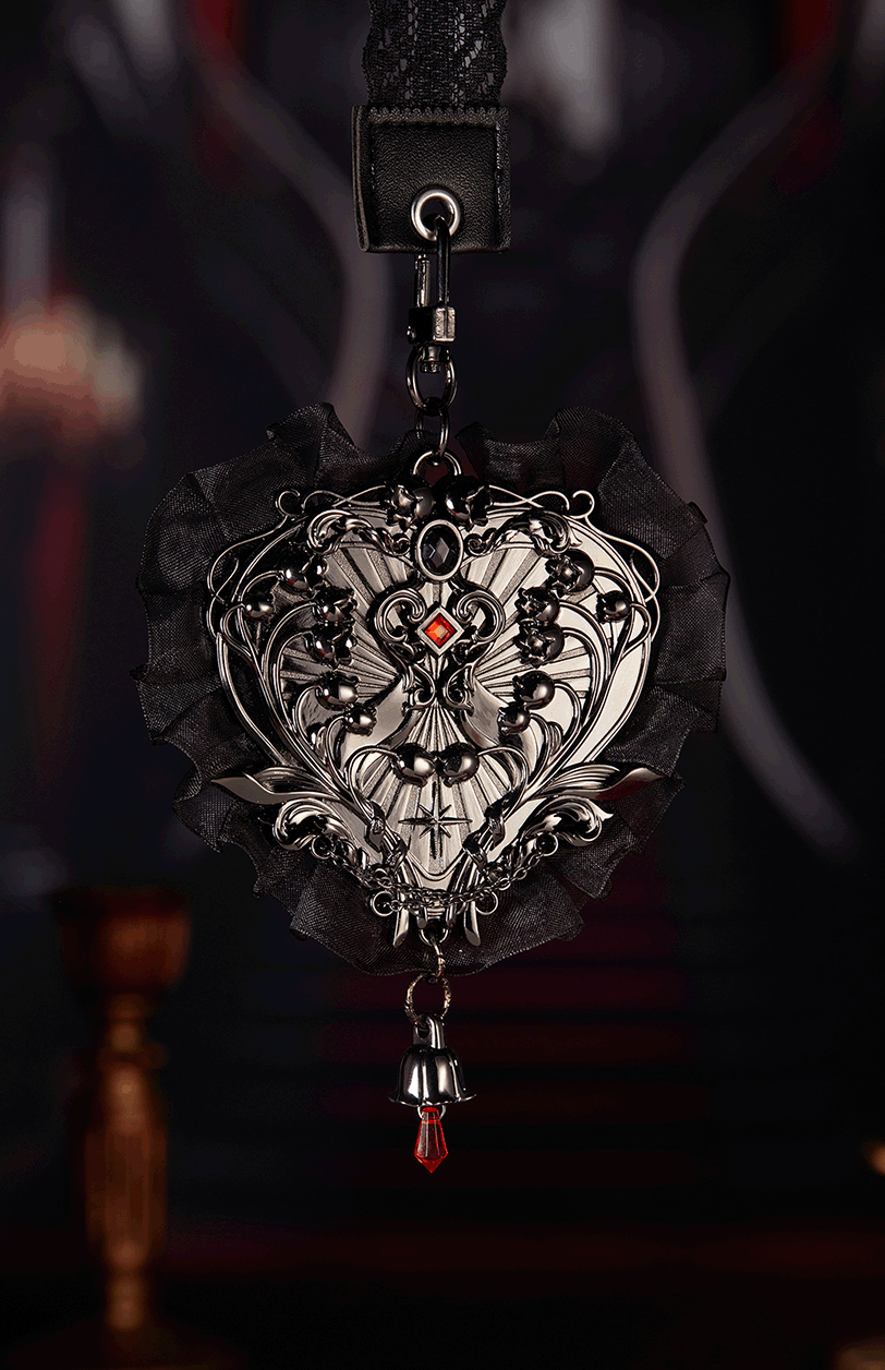 Ruby red and black gemstones create a striking interplay of light,
with the bold contrast of red and black capturing attention.