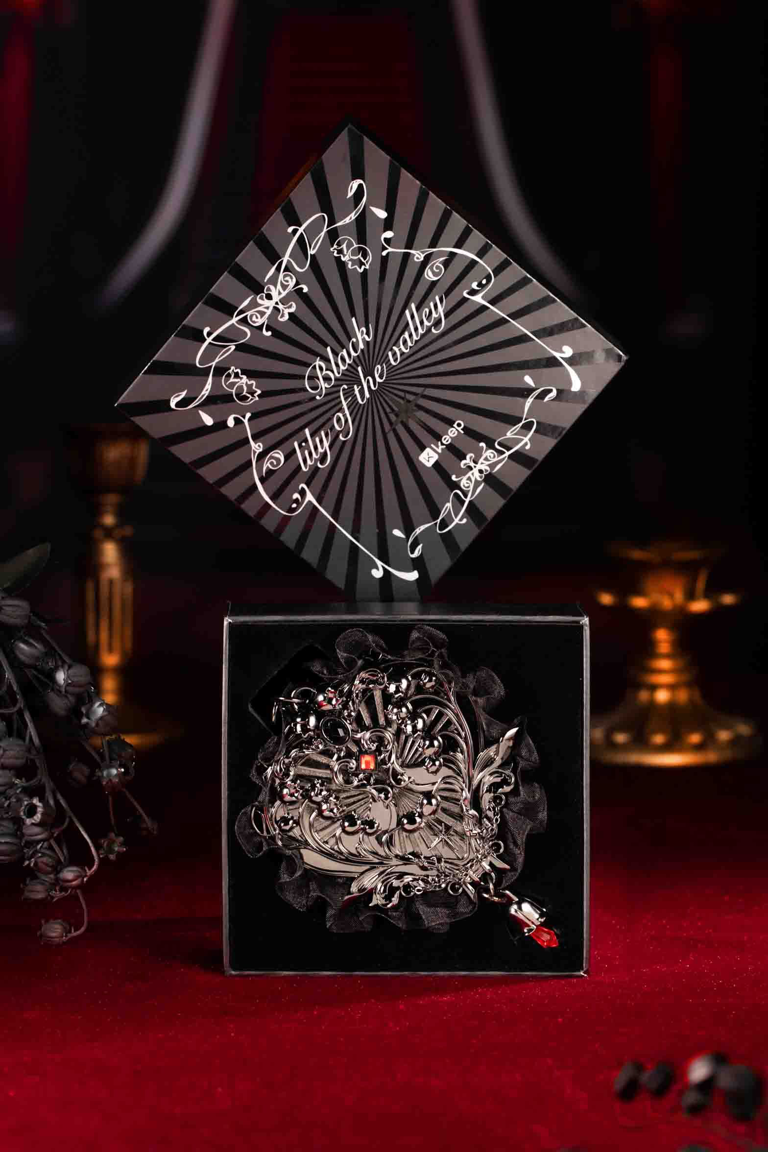 Dark Gothic style
—your very first dark-themed medal.
Black lily-of-the-valley flowers are crafted in three-dimensional relief,
and even with full black plating,
the exquisite beauty of the black lilies is still captured.