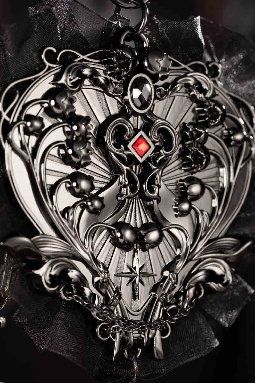 Chiffon lace combined with embossed metaladds multi-layered contrast between softness and hardness,
bringing depth to the dark aesthetic.