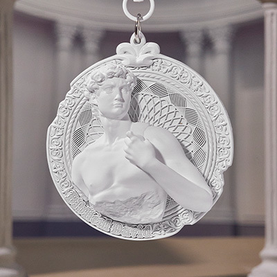 David’s expression is resolute, muscles taut, and posture upright.
The medal’s intricate details vividly reproduce the charm and presence of the sculpture.
The medal’s frame features an irregular notched design,
evoking the historical weight and authenticity of the original sculpture.