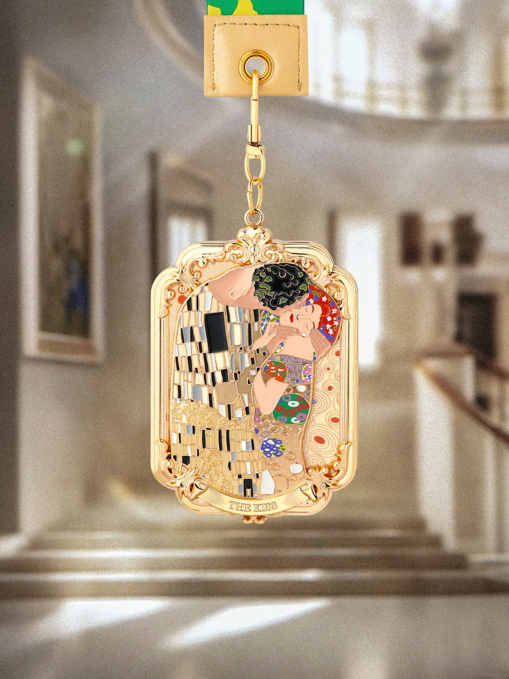 The front employs miniature embossing to faithfully reproduce the key composition from The Kiss.
The design is coated with metal plating and partially treated with oil to mimic the texture and sheen of gold leaf from the original painting.

