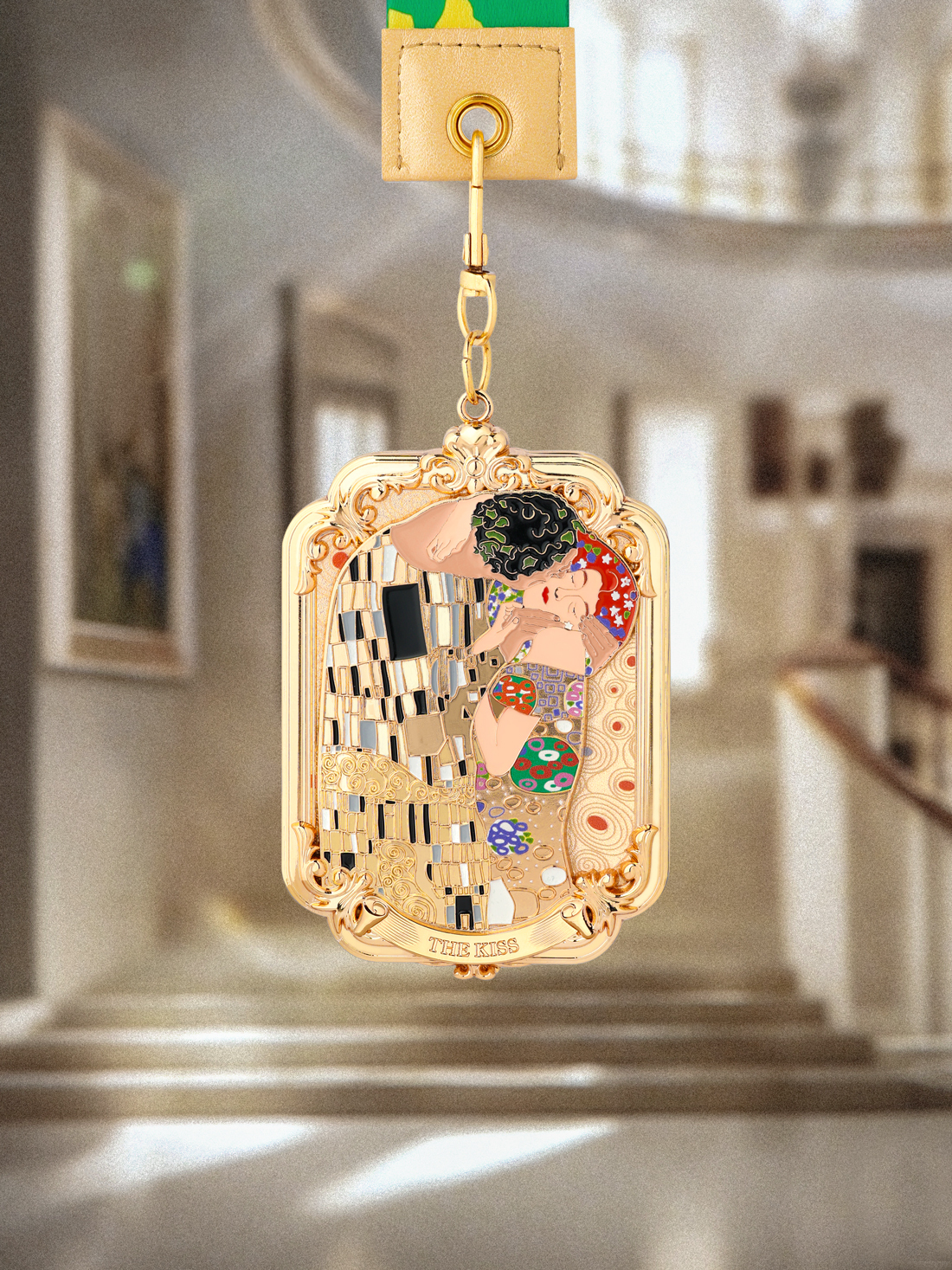 The front employs miniature embossing to faithfully reproduce the key composition from The Kiss.
The design is coated with metal plating and partially treated with oil to mimic the texture and sheen of gold leaf from the original painting.
