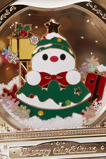 A soft, squishy little snowman is paired with Christmas gifts and glittering sand.
The medal’s border features a combination of pale gold and white,
creating a cute yet refined look—perfectly capturing the cozy spirit of winter.