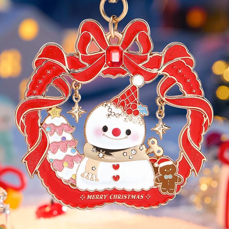 The little white snowman at the center is carefully dressed,
wearing a chain headpiece, a scarf adorned with seven sparkling crystals,
and playful wind-up arms…
A long-awaited reunion deserves a fully dressed celebration!
The medal features a hollow structure,
with two sparkling stars suspended in the night sky,
tinkling softly like the melody of Christmas night.
The medal combines painted finishes, delicate glitter, and clear resin,
along with a sculpted, undulating three-dimensional relief.