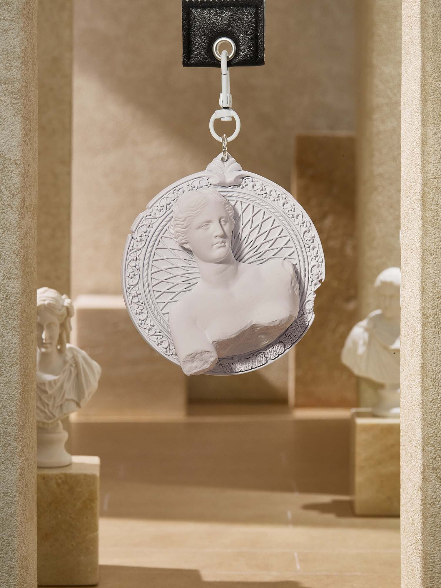 Continuing the design style of the Art Museum Series,
this piece is inspired by classical sculpture forms and crafted with a three-dimensional relief technique.
The overall finish combines matte white and pearlescent white,
recreating the refined texture of the original sculpture.