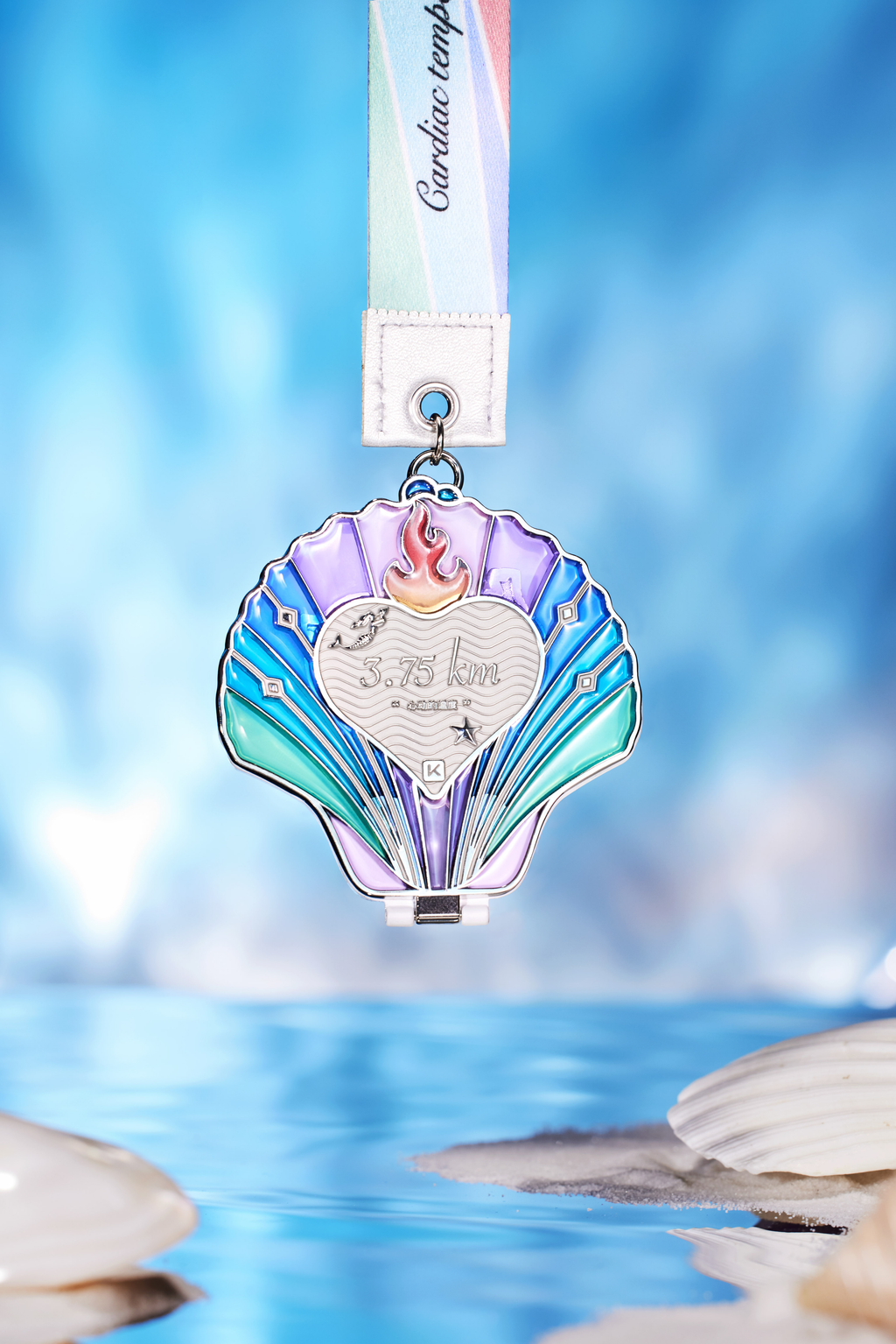 Feel the delicate change in temperature,
 and experience the pure release of emotion.
Front
Faithfully recreates the simple and pure form of a scallop shell.
 Finished with a pearlescent coating,
 shimmering with blue-violet tones.
Pearls and starfish on the shell add detail without overwhelming the design.
 Different lusters, the same refined texture,
 making you feel truly precious.