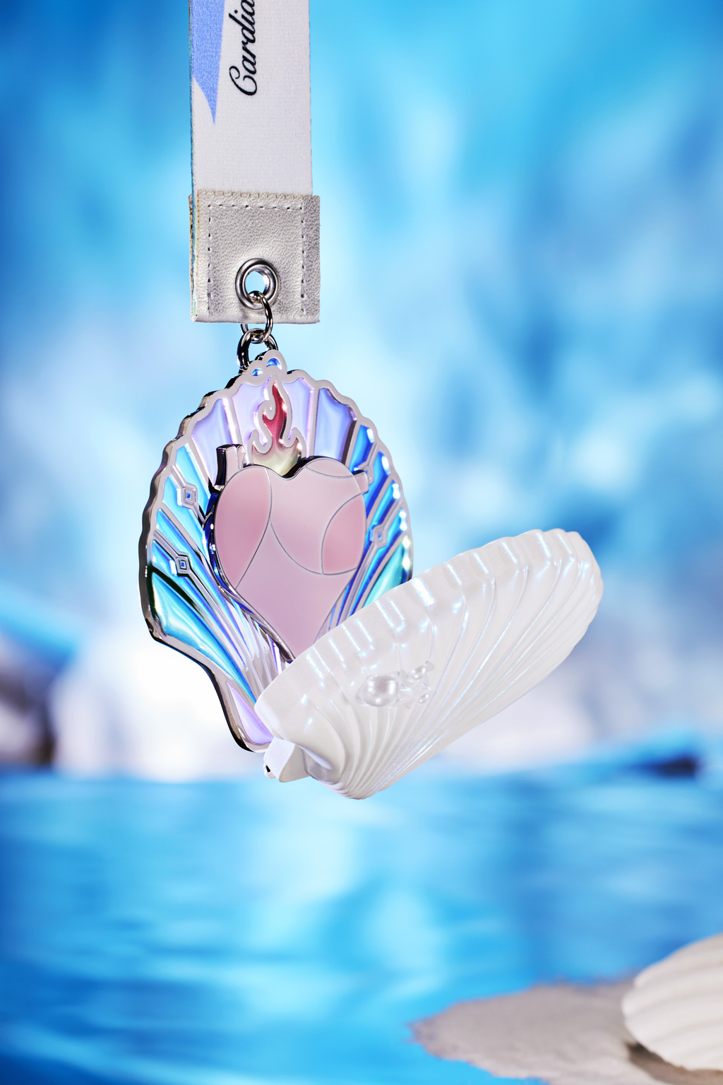  PRECIOUS
Explore the inside of the shell—
 what kind of treasure lies within to stir the heart?
A temperature-sensitive color-changing heart piece.