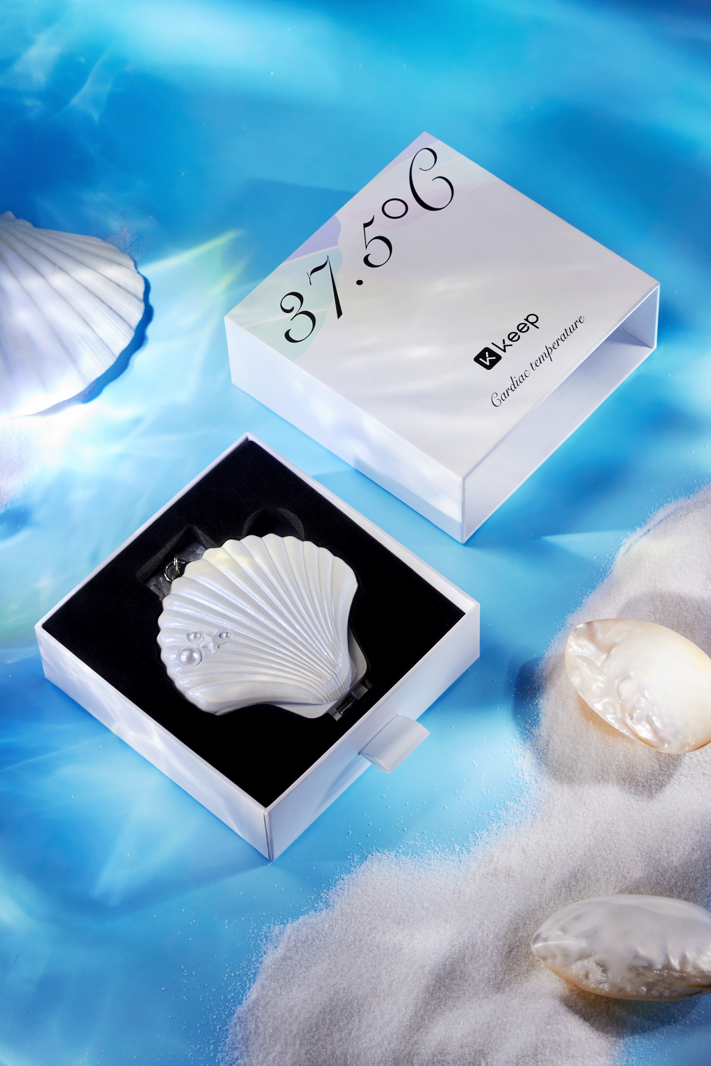 Shell Ring
A shell ring is embedded on the back of the shell,
 bringing this gentle yet resilient symbol to your fingertips.
 Encircling you with preciousness,
 softness intertwined.
Back
Radiant beams of color,
 and pure flowing waves.