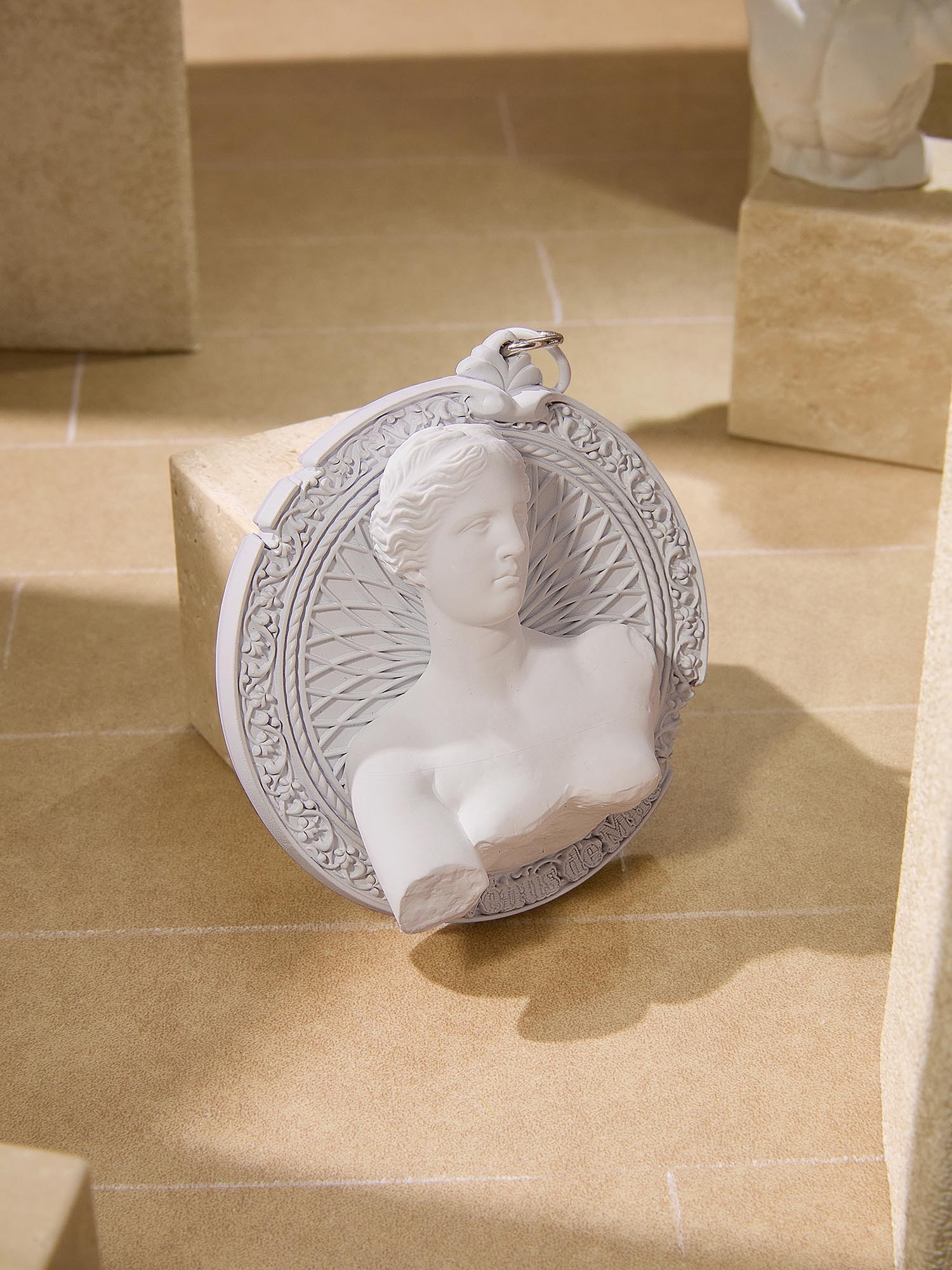 A special cut-surface design is applied to the medal,
echoing the broken arm of Venus.
The three-dimensional sculpture is highly detailed, faithfully restoring the charm of the original artwork.