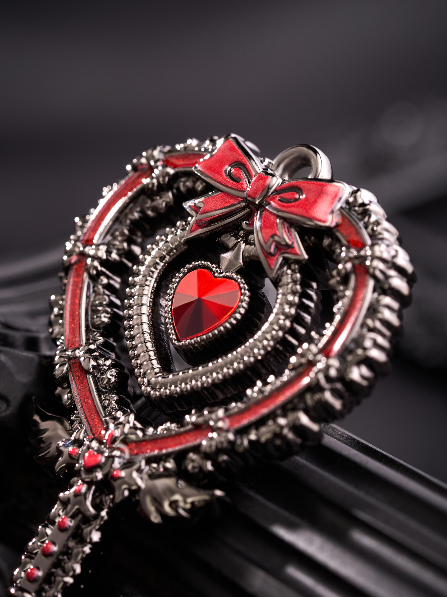 The medal can be displayed on its own or paired with the “Key to the Heart” series for collection.