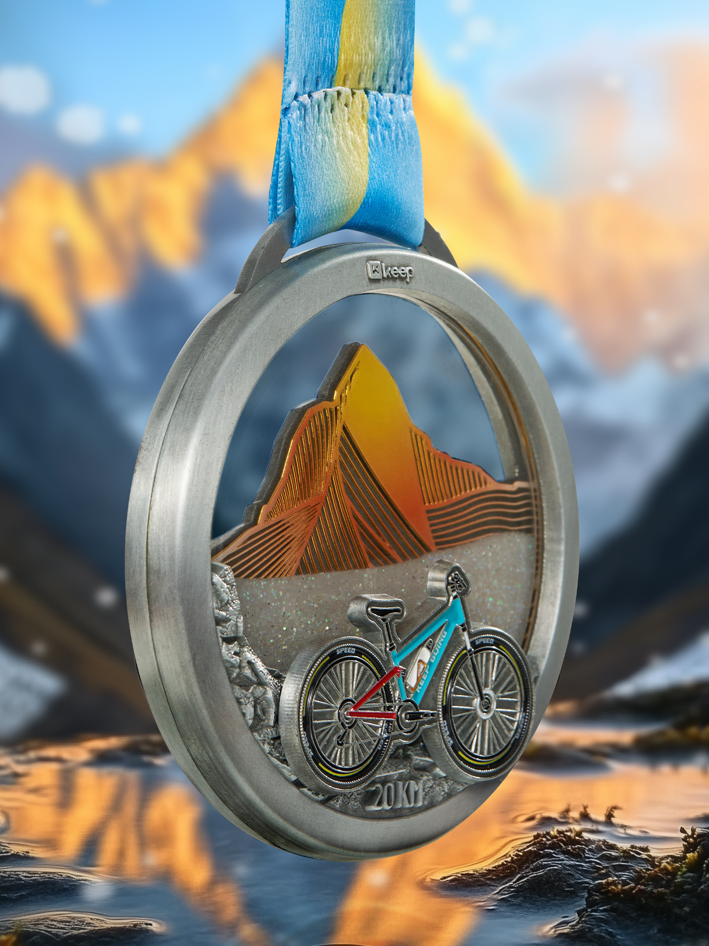As the white sand falls, it resembles drifting snow across the mountains.
After the snowfall,
the unique and magnificent “Golden Mountain in Sunlight” scene is revealed.
The mountain bike symbolizes cycling enthusiasts
riding through wind and snow in the Tibetan region.
