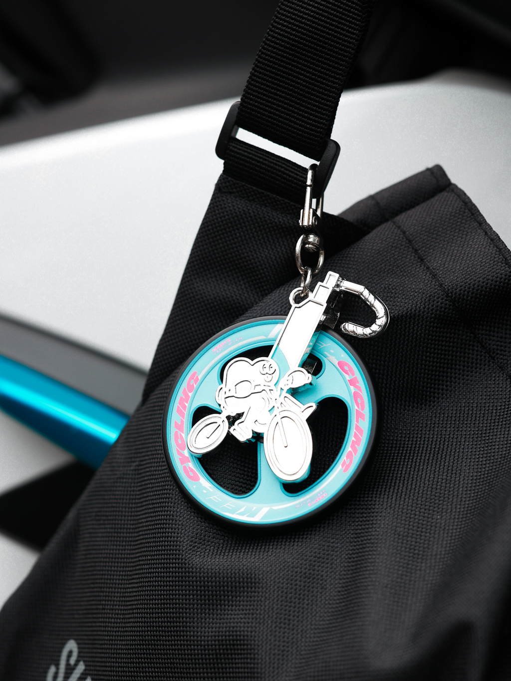Compact and finely crafted,
it is suitable for use as a bag charm.
The bearing design recreates the handlebar position of a road bike,
bringing a full sense of speed and energy.