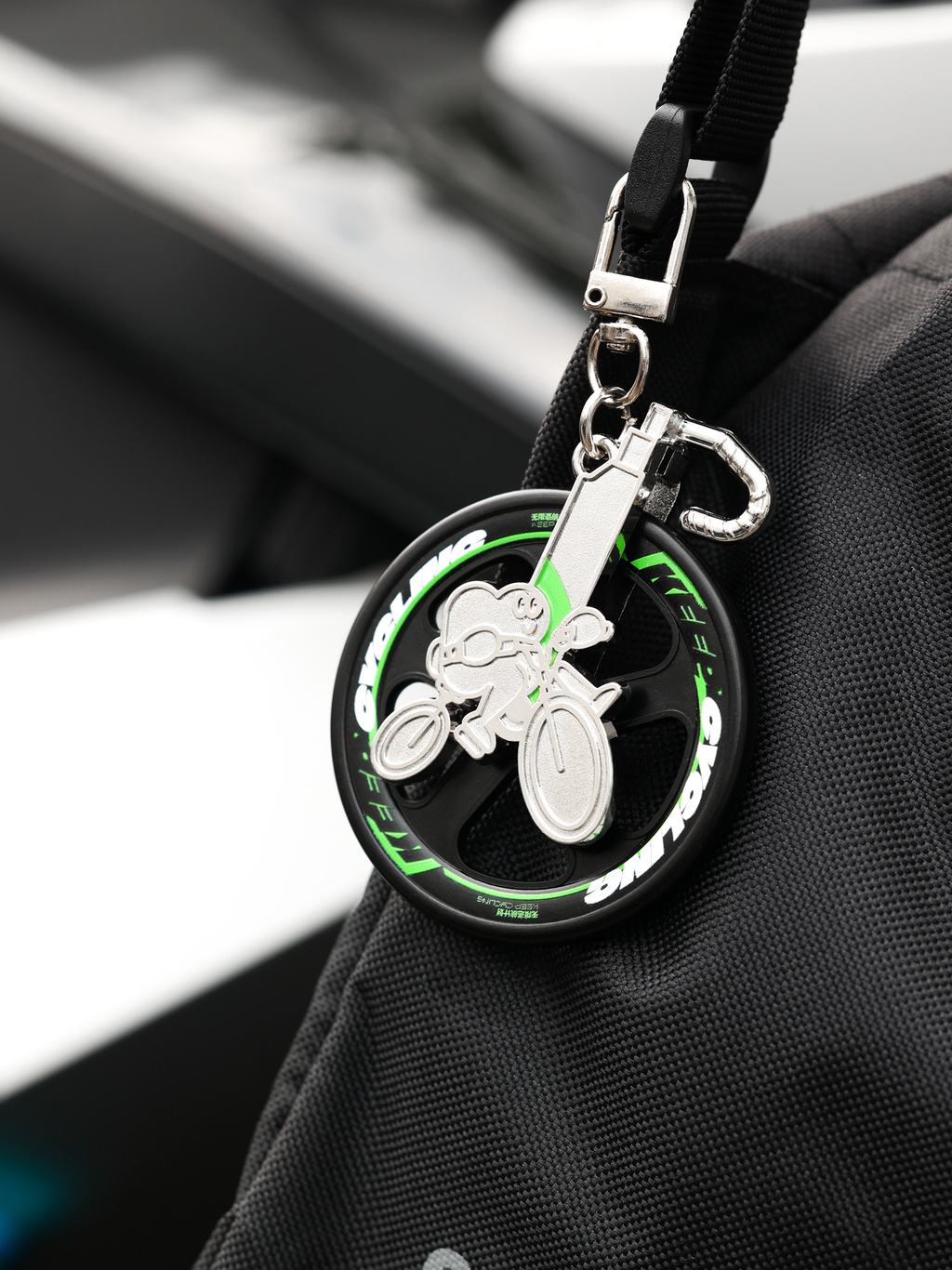 Compact and finely crafted,
it is suitable for use as a bag charm.
The bearing design recreates the handlebar position of a road bike,
bringing a full sense of speed and energy.