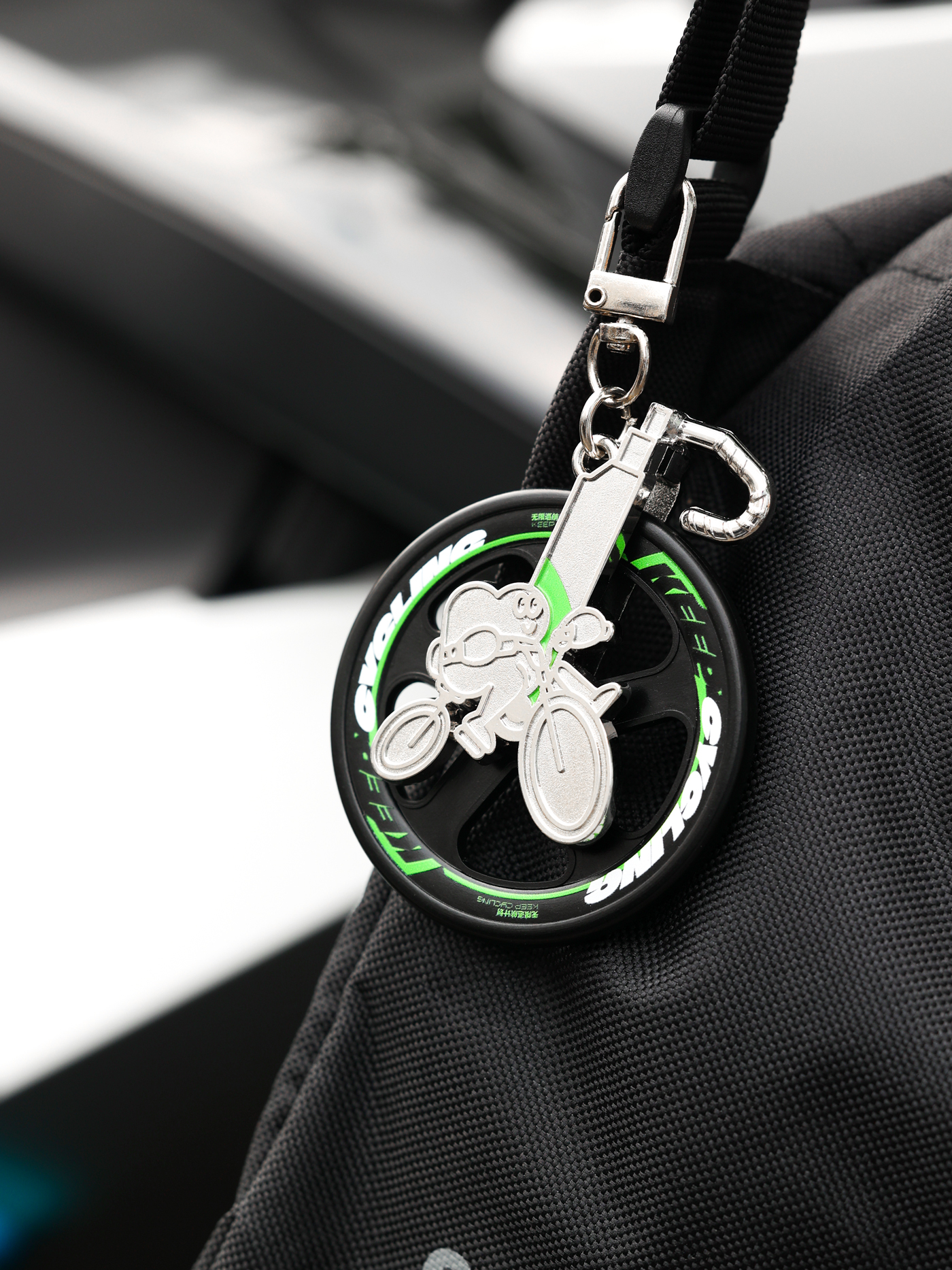Compact and finely crafted,
it is suitable for use as a bag charm.
The bearing design recreates the handlebar position of a road bike,
bringing a full sense of speed and energy.