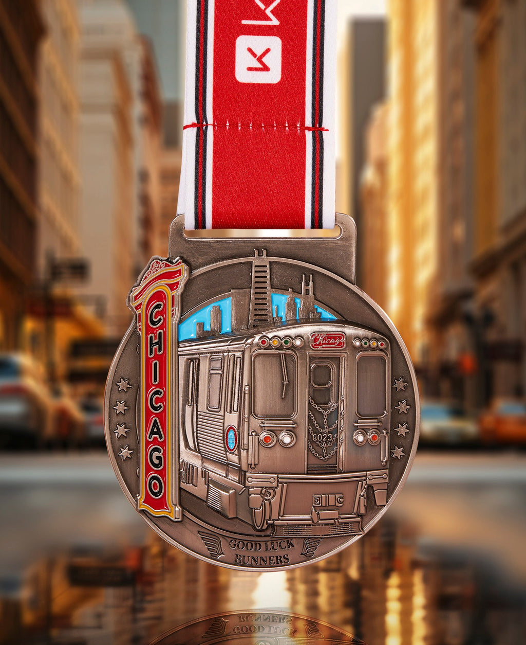 Inspired by the front of a train on Chicago’s iconic elevated railway,
the elevated tracks weave through the bustling city streets,
serving as a prominent landmark of Chicago.
The train approaches a direction where the city’s remarkable skyscrapers dominate the skyline.
Viewed against the backlight, the skyline featuring the name “Chicago” exudes an even stronger sense of the city’s character.