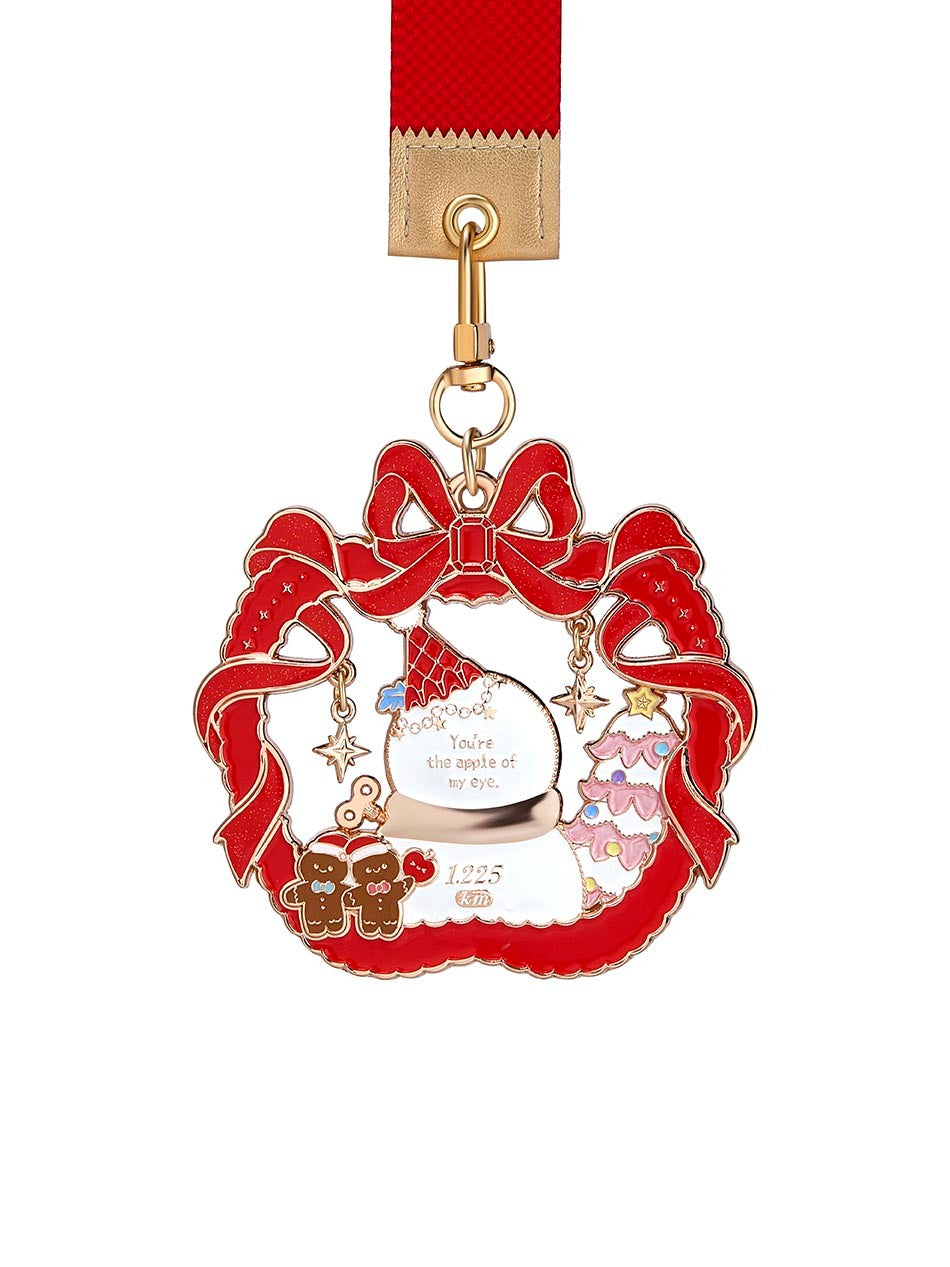 The medal is shaped like a red apple, elegantly wrapped with a bow ribbon.
On the front, a gingerbread figure greets you.
Flip it over, and you’ll find a pair of gingerbread figures holding hands,
bringing you a little Christmas Eve fairy tale.