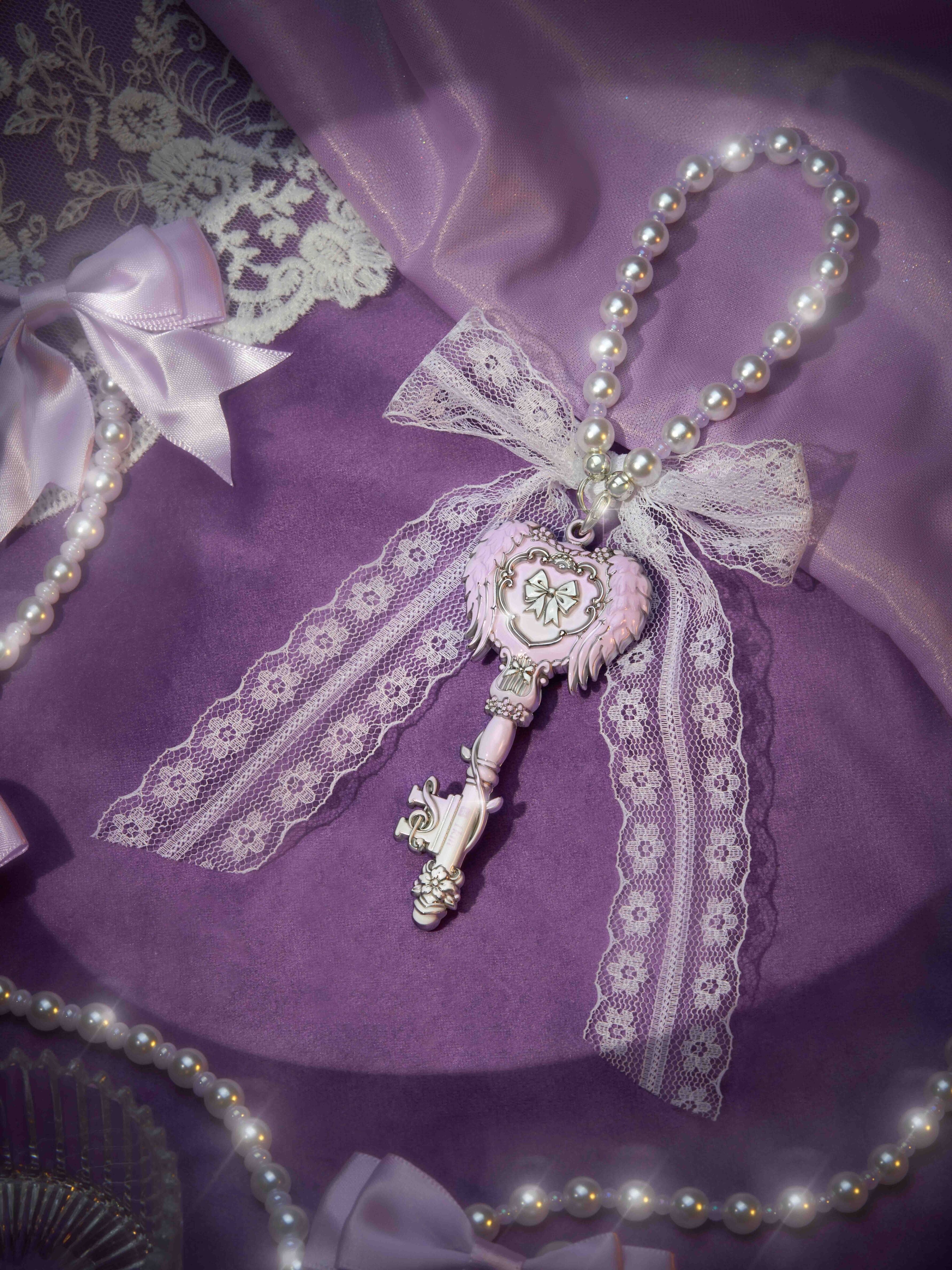 The wings are crafted with intricate embossed detailing,
with delicate feather textures giving depth and dimension,
as if angelic wings are gently flapping, bringing warm blessings.
The embossed accordion appears like a frozen melody, quietly revealed.
The fine embossing and flowing curves lend the medal a sense of motion and vitality,
symbolizing the intertwining of music and life.