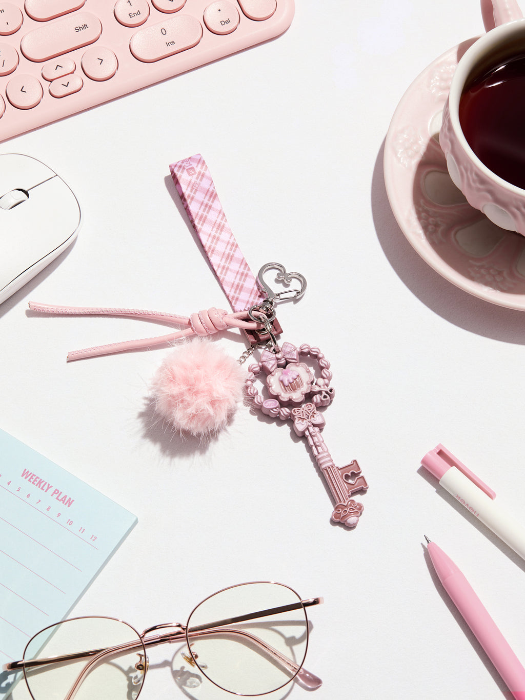 "The medal combines French elegance with a touch of vintage charm.
At its center sits a petite Canelé-inspired dessert,
soft pink layered with warm caramel brown—
like biting into the sweet surprise of a caramelized crust.
Thus unfolds the romantic aesthetic of the Canelé-style girl."