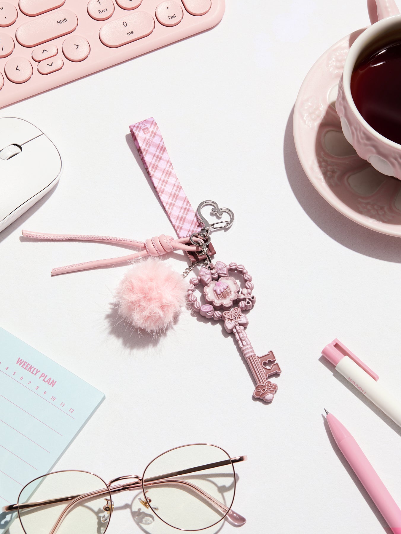 "The medal combines French elegance with a touch of vintage charm.
At its center sits a petite Canelé-inspired dessert,
soft pink layered with warm caramel brown—
like biting into the sweet surprise of a caramelized crust.
Thus unfolds the romantic aesthetic of the Canelé-style girl."